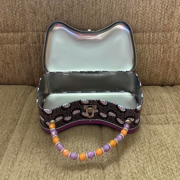 2019 Hello Kitty Trick or Treat Tin - Picture 3 of 4